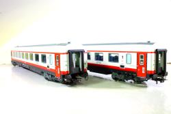 IN SUPERSCONTO 30% - RIVAROSSI HO art. HR4351 - FS Set 2 carrozze tipo Gran Confort '85 (progetto 901) di 1 cl in livrea Frecciabianca Epoca VI, RIVAROSSI HO art. HR4351 - FS Set 2 carrozze tipo Gran Confort '85 (progetto 901) di 1 cl in livrea Frecciabianca Epoca VI
Stupende carrozze molto dettagliate con seguenti numeri di serie: A 618319-90 289-5 e A 618319-90 302-6
Complete di fine arredo interno; ogni carrozza completa di cinematismo per allontanamento timoneria in curva e ganci ad innesto a norme Nem
Prodotto in offerta speciale a 105 (listino 153,90) SCONTO OLTRE 30% FINO AD ESAURIMENTO SCORTE
