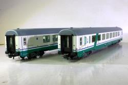 RIVAROSSI H0 HR4354 - FS Set 2 carrozze salone tipo Gran Confort 1985 di 1 classe livrea XMPR Epoca V-VI , RIVAROSSI H0 HR4354 - FS Set 2 carrozze salone tipo Gran Confort 1985 di 1 classe livrea XMPR Epoca V-VI 
Stupende carrozze molto dettagliate con seguenti numeri di serie: A 588318-98 585-2 e A 588318-98 607-4
Complete di fine arredo interno; ogni carrozza completa di cinematismo per allontanamento timoneria in curva e ganci ad innesto a norme Nem
Prodotto in offerta speciale a 138,51 (listino 153,90)