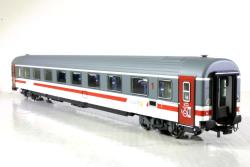 RIVAROSSI H0 HR4352 - FS Carrozza tipo Gran Confort '85 (progetto 901) di 1 classe  Livrea Intercity Day con striscia grigia Epoca VI , RIVAROSSI H0 HR4352 - FS Carrozza tipo Gran Confort '85 (progetto 901) di 1 classe Livrea Intercity Day con striscia grigia Epoca VI 
Stupenda carrozza molto dettagliata Completa di fine arredo interno e di cinematismo per allontanamento timoneria in curva e ganci ad innesto a norme Nem
Prodotto in offerta speciale a 69,21 (listino 76,90)