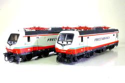 Lima Expert HO - art. HL2663 - FS Trenitalia Set 2 locomotive elettriche (entrambe motorizzate) E.464 livrea Frecciabianca Epoca VI , Lima Expert HO - art. HL2663 - FS Trenitalia Set 2 locomotive elettriche (entrambe motorizzate) E.464 livrea Frecciabianca Epoca VI 
Coppia di locomotori per formare treni reversibili ad alta velocità 

Modelli molto particolareggiati con fini dettagli, bellissimi gli imperiali con pantografi molto dettagliati
Motore centrale a 5 poli con trasmissione cardanica, luci tre frontali bianche e rosse con inversione automatica, ganci estraibili a norme Nem - Predisposizione per decoder plux22 anche sound

Grande rapporto qualità-prezzo in OFFERTA SPECIALE a 296,01 Euro (Listino 328,90)