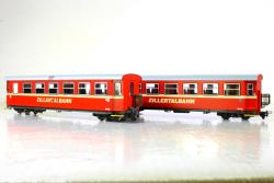 IN SUPERSCONTO 30% - ROCO art. 34049 HOe - Ferrovia Zillertalbahn Set 2 carrozze passeggeri a scartamento ridotto a carrelli serie B4 Epoca VI, ROCO art. 34049 HOe - Ferrovia Zillertalbahn Set 2 carrozze passeggeri a scartamento ridotto a carrelli serie B4 Epoca VI 
La ferrovia Zillertalbahn è una ferrovia a scartamento ridotto bosniaco 760 mm di proprietà privata che attraversa la vallata dello Ziller unendo Jenbach a Mayrhofen nel Tirolo Austria. 
Modelli molto dettagliati con fine arredo interno
Modello in offerta speciale a 67 Euro (Listino 96,90) SCONTO OLTRE 30% FINO AD ESAURIMENTO SCORTE