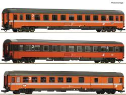 ROCO HO - art. 74043 - OBB Set di 3 pezzi (1): EC 60 "Maria Theresia" Epoca IV, ROCO HO - art. 74043 - OBB Set di 3 pezzi (1): EC 60 "Maria Theresia" Epoca IV

Set (1) Set di tre carrozze Eurofima per l'Eurocity 60 "Maria Theresia" delle Ferrovie federali austriache.

Il set è composto da due carrozze a scompartimenti di 2a classe, tipo Bmz, e un mezzo bagagliaio con mezzi finestrini, tipo BDmsz.

■ Stato di servizio 1989 circa
■ Una carrozza in livrea arancio sangue/grigio ombra
■ Corrono sulle linee tra Vienna Westbf e Zürich HB
■ Carrozze con leve freno stampate e scritte techniche sul telaio di base disponibili per la prima volta

Nell'ambito del "Austro-Takt", all'inizio degli anni '80 sono stati offerti tre treni espressi come collegamenti veloci giornalieri da Vienna alla Svizzera. Il "Lago di Zurigo" terminava nella città di Zurigo, da cui prendeva il nome.
Con il cambio dell'orario nel maggio 1987, le Ferrovie Europee hanno introdotto il nuovo tipo di treno "EuroCity". Si trattava di collegamenti ferroviari internazionali che dovevano soddisfare determinati criteri di qualità in termini di tempo di percorrenza e materiale rotabile. Il treno espresso "Zürichsee" è diventato nel corso della conversione nell'Eurocity "Maria Theresia".
