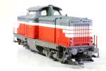 TRIX HO - art. 22368 Servizi Ferroviari (SerFer) - Locomotiva Diesel V 142  (Ex DB V 100) Numero azienda V 142-23 - Epoca VI - Sound, TRIX HO - art. 22368 Servizi Ferroviari (SerFer) - Locomotiva Diesel V 142  (Ex DB V 100) Numero azienda V 142-23 - Epoca VI
Con decoder digitale ed estese funzioni audio. Motore a 5 poli ad alta efficienza con volano installato centralmente. Tutti i 4 assi azionati tramite cardano. Cerchiature gommate
I tripli fari e le doppie luci di ingombro rosse cambiano con la direzione di marcia, funzioneranno in modalità convenzionale e possono essere controllati digitalmente. I fari sulle estremità della locomotiva 2 e 1 possono essere spenti separatamente in modo digitale. Se i fari sono spenti su entrambe le estremità della locomotiva, la doppia luce A funzionerà su entrambi i lati. Illuminazione con diodi luminosi (LED) a luce bianca calda e rossa esenti da manutenzione. Trave tampone dettagliata. I tubi dei freni rimovibili sono inclusi. Lunghezza sopra i respingenti 14,1 cm.
Modello Digital Sound
