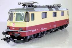TRIX HO - art. 25100-B SBB CFF - Locomotiva elettrice Re 4.4 in livrea crema/beige numero di servizio 421 393-0  - Epoca VI - SOUND, TRIX HO - art. 25100-B SBB CFF - Locomotiva elettrice Re 4.4 in livrea crema/beige numero di servizio 421 393-0  - Epoca VI
Locomotiva di proprietà di International Rolling Stock Investment GmbH (IRSI), gestite da TR Trains Rail AG. Condizioni operative intorno al 2020.
Modello interamente in metallo con ingranaggi in ottone completo di decoder digitale ed estese funzioni luminose e sonore. Propulsione controllata ad alta efficienza con volano, installato centralmente. 4 assi azionati tramite cardano. pneumatici da trazione. I tripli fari e 1 luce di posizione bianca (codice svizzero dei fari) cambiano con la direzione di marcia, funzioneranno in modalità convenzionale e possono essere controllati digitalmente. L'illuminazione può essere commutata su 1 fanale posteriore rosso quando si guida da soli. I fari della locomotiva 2 e 1 possono essere spenti digitalmente separatamente. Doppia luce A come segnale di arresto di emergenza rosso. I fari a lunga distanza, l'illuminazione della cabina di guida e l'illuminazione della sala macchine possono essere controllate separatamente e digitalmente. Illuminazione con diodi emettitori di luce (LED) bianchi caldi e rossi esenti da manutenzione. Manubri attaccati sui lati e sul davanti in metallo. I giunti possono essere sostituiti con i grembiuli anteriori chiusi. Lunghezza ai respingenti 17,1 cm.
