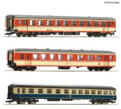 ROCO HO - art. 74051 OBB Set (1) da treno espresso "E 712" con due carrozze viaggiatori delle Ferrovie federali austriache ed una carrozza treno espresso della Deutsche Bundesbahn - Epoca IV, ROCO HO - art. 74051 OBB Set (1) Treno espresso "E 712" con due carrozze viaggiatori delle Ferrovie federali austriache ed una carrozza treno espresso della Deutsche Bundesbahn - Epoca IV

Set di carrozze composto da una carrozza "Schlieren" di 1a/2a classe, tipo ABp, una carrozza passeggeri nazionale di 2a classe, tipo Bmpz, e una carrozza per treni rapidi, tipo ABm.

■ Esecuzione come la E 712 circolando da Villaco a Salisburgo
■ Stato di funzionamento intorno al 1985/1986
■ Perfettamente combinabile con la locomotiva elettrica Gruppo 1043 (articoli 70453, 70454 e 78454)
■ Ganci estraibili a norme NEM con cinematismo per allontanamento timoneria in curva
■ Fine arredo interno con predisposizione per illuminazione 

Il treno espresso 712 circolava nel trasporto nazionale tra le stazioni centrali Villaco e Salisburgo, inoltre trasportava una carrozza diretta della DB dal treno "D 238/239 Gondoliere" da Trieste nell'orario estivo, che veniva trasportata da Salisburgo con il E 3512 a Monaco di Baviera. Il treno trasportava anche una carrozza diretta ciascuno dalla stazione centrale Villach Hbf e Lienz da Spittal-Millstättersee a Schwarzach-St. Veit, da dove furono trasportate a Vienna Westbf con l '"Ex 143 Pongau". Nel 1985, la locomotiva che tirava il treno era una 1044 regolare di Salisburgo, invece la 1042.5 o la 1043 furono utilizzate anche fuori dall'orario quotidiano.
