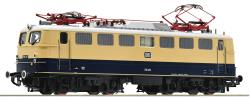ROCO HO - art. 73162 DB Locomotiva elettrica E 10 251 Epoca III Sound, ROCO HO - art. 73162 DB Locomotiva elettrica E 10 251 Epoca III Sound
Mentre quasi tutte le carrozze potevano essere consegnate entro maggio 1963, il completamento delle locomotive E 10 1308-1312 destinate al "Rheinpfeil" fu ritardato entro ottobre 1963. Come nel caso del "Rheingold" un anno prima, cinque locomotive di serie ( E 10 da 250 a 254) verniciate in blu cobalto/beige hanno ricevuto temporaneamente i carrelli Henschel già esistenti per 160 km/h della finale E 10.12. In contrasto con il "Rheingold", queste locomotive hanno mantenuto i loro numeri matricola originali.
arrelli ad alta velocità
■ Combinazione disponibile per la prima volta: Cassa con carrelli ad alta velocità
■ Per la prima volta con l'interfaccia PluX22
■ Adatto per il treno veloce F “Rheinpfeil”, articoli 74048, 74049 e 74256
■ In modalità digitale con luci di testa o di coda commutabili
■ Con set di insegne incise incluso

Motore a 5 poli con volano e trasmissione cardanica integrale a tutti gli assi, luci a led bianche e rosse + terzo faro con inversione automatica secondo la marcia, bellissimo imperiale ricco di dettagli con pantaografi