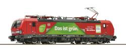 ROCO HO - art. 70723 DB Cargo - Locomotiva elettrica 193 312 Epoca VI, ROCO HO - art. 70723 DB Cargo - Locomotiva elettrica 193 312 Epoca VI

Per rispondere alla crescente domanda nel trasporto merci, DB Cargo ha ordinato anche locomotive Vectron. Nel 2018 DB Cargo ha ricevuto in totale 60 locomotive con vari pacchetti nazionali (Germania, Austria, Svizzera, Italia e Paesi Bassi). Dalla modifica dell'orario 2018/2019, i treni DB Cargo circolano per la prima volta ininterrottamente senza cambiare locomotiva, ad esempio da Rotterdam a Verona. Dal 2020 è stato aggiunto anche il pacchetto nazionale Belgio.

Motore a 5 poli con volano e trasmissione cardanica con trazione integrale su tutti gli assi di cui alcuni dotati di anelli di aderenza.

■ Sofisticata stampa del design "Das ist grün"
■ Con versione tipicamente rialzata del banco di comando nella cabina come nell'originale
■ Utilizzo nel trasporto merci internazionale
■ Maniglie autoportanti, in parte in metallo
■ Luci di testa/coda commutabili con DIP switch
 Maniglie autoportanti, in parte in metallo
■ Interfaccia digitale PluX22
■ Portaganci a norma NEM 362 ed cinematica per agganci corti
■ Lunghezza compresi respingenti 218 mm



