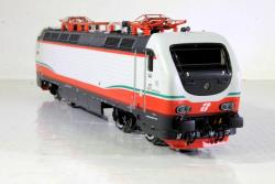 MODELLO IN SUPERSCONTO 30% - RIVAROSSI HO art. HR2904 - FS E402B.164 in livrea "Freccia Bianca" Epoca VI, RIVAROSSI HO art. HR2904 - FS E402B.164 in livrea "Freccia Bianca" Epoca VI
Bellissima locomotiva - motore centrale con trasmissione cardanica - luci bianche + terzo faro e rosse con inversione di marcia - predisposizione per decoder DCC 21 pin
Modello in offerta speciale a Euro 160 (listino Euro 234,90) SCONTO OLTRE 30% FINO AD ESAURIMENTO SCORTE
