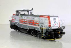 Rivarossi HO art. HR2900S FS Mercitalia locomotiva diesel da manovra pesante D744 Effishunter 1000 livrea argento/rosso, Epoca VI - Versione Sound, Rivarossi HO art. HR2900S FS Mercitalia locomotiva diesel da manovra pesante D744 Effishunter 1000 livrea argento/rosso, Epoca VI - Versione Sound
EffiShunter 1000 è il nome commerciale della locomotiva CZ LOKO classificata come 744. Si tratta di una locomotiva a quattro assi con cabina unica semicentrale, realizzata in conformità ai vigenti standard tecnici di interoperabilità e mossa da un moderno motore diesel Caterpillar C32 che soddisfa gli attuali requisiti in termini di contenimento delle emissioni. In particolare, la trasmissione diesel-elettrica consente di ottimizzare le prestazioni in relazione ai costi di esercizio, offrendo inoltre elevati livelli di affidabilità e ridondanza. Il moderno design della locomotiva ha posto inoltre attenzione al confort e alla sicurezza del personale di condotta, che dispone di una cabina di guida gradevole ed ergonomica.
Modello completo di robusto motore a 5 poli con trasmissione cardanica e volano luci bianche + terzo faro e rosse escludibili con funzione e luce cabina
Modello proposto in offerta speciale a Euro 355,41 (Listino 394,90,90)