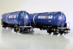 ROCO HO - art. 77046 DB Set due carri cisterna a 4 assi, tipo Zacns, della Soc. ChemOil Logistics - Epoca VI, ROCO HO - art. 77046 DB Set due carri cisterna a 4 assi, tipo Zacns, della Soc. ChemOil Logistics - Epoca VI

Il carro cisterna a quattro assi con una capacità di 95 m³ viene utilizzato nel prototipo per il trasporto di prodotti petroliferi leggeri (cherosene, benzina, diesel, gasolio, olio combustibile) e prodotti chimici liquidi. Caratteristico di questo tipo di auto è la griglia ribassata in corrispondenza del passaggio verso il portellone di carico.

■ Eleganti maniglie autoportanti
■ Griglia ribassata in filigrana traforata
■ Ganci estraibili a norme NEM con cinematismo per allontanamento timoneria in curva

