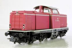 ROCO HO - art. 52538 DB Locomotiva diesel V 100 1273 Livrea rossa Epoca IV, ROCO HO - art. 52538 DB Locomotiva diesel V 100 1273 Livrea rossa Epoca IV
Negli anni '50, la Deutsche Bundesbahn sviluppò un programma per il rinnovo della propria flotta di veicoli diesel. L'obiettivo principale era la sostituzione della trazione a vapore sulle linee locali ancora piuttosto estese. Per il servizio misto merci o passeggeri, fù progettata la serie V 100 monomotore con motori da 1100 CV. Dopo aver testato le pre-serie della V 100, la Deutsche Bundesbahn ha comprato le locomotive in serie dal 1961/62. È stata utilizzata per il trasporto misto sulle linee secondarie non elettrificate e per il trasporto leggero di merci sulle linee principali. Con una potenza di 1100 CV (810 kW) è stata autorizzata a correre a una velocità massima di 110 km/h. Nel 1968 le locomotive furono denominate serie 211.
Con l'introduzione del numero di computer, la designazione in serie delle macchine più potenti è stata cambiata in 212. Dopo il classico colore rosso, numerose macchine hanno ricevuto dal 1974/75 un rivestimento blu oceano / beige.

Dopo la disattivazione di numerose diramazioni, anche il classico campo di utilizzo della V 100 si è ridotto. I treni di trasporto e trasferimento suburbani erano ancora nel programma della missione. Alcune macchine sono state utilizzate nel servizio di costruzione di treni. Numerose locomotive hanno trovato nuovi proprietari, tra l'altro presso le ferrovie NE e le società di costruzione di binari in Germania e all'estero.
Modello molto rifinito completo di robusto motore a 5 poli con volano e trasmissione cardanica  
Luci bianche + terzo faro e rosse con inversione automatica, interfaccia digitale plux22