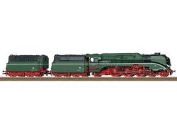 TRIX HO - art. 25020 DB Museum - Locomotiva a vapore per treni rapidi 18 201 con alimentazione principale a gasolio e tender supplementare - Epoca VI - SOUND - FUMO DINAMICO, TRIX HO - art. 25020 DB Museum - Locomotiva a vapore per treni rapidi 18 201 con alimentazione principale a gasolio e tender supplementare - Epoca VI - SOUND E FUMO DINAMICO
Ex locomotiva delle Ferrovie del Reich della DDR, costruita come locomotiva di prova per la VES-M Halle (Saale) con parti della 61 002 e della H45 024. 
Modello con decoder digitale ed estese funzioni luminose e sonore. Motore di alte prestazioni completo di volano installato nella caldaia. 3 assi motorizzati con gomme di trazione. Locomotiva e tender in gran parte in metallo. Inserto per fumo installato di serie, con emissione di fumo dinamica e dipendente dalla velocità, commutabile digitalmente. I tre fari, che cambiano a seconda della direzione di marcia, funzionano in modo convenzionale e possono essere controllati digitalmente. Inoltre due fanali rossi davanti alla locomotiva possono essere comandati digitalmente. L'illuminazione della cabina di guida e del telaio nonché lo sfarfallio del focolare possono essere controllati separatamente in modo digitale. Illuminazione con diodi luminosi (LED) a luce bianca calda e rossa esenti da manutenzione. Aggancio corto regolabile con cinematica tra locomotiva e tender. Giunto corto guidato cinematicamente sul tender con gancio NEM per l'accensione dei fari sul tender aggiuntivo. Altezza dei respingenti su locomotiva e tender secondo NEM. Tender aggiuntivo dotato di attacchi stretti separabili e sotto tensione su entrambi i lati. Il lato dei fari può essere selezionato utilizzando un interruttore a levetta nel pavimento del tender. Questo può essere controllato digitalmente tramite il decoder della locomotiva. Raggio minimo transitabile 360 ​​mm. Per raggi di grandi dimensioni o vetrine è incluso un pannello sostitutivo senza fessura per la ruota sotto la cabina di guida. Sono inclusi anche i tubi di protezione dell'asta del pistone, i tubi del riscaldamento e dei freni.
Lunghezza totale ai respingenti circa 40,8 cm.
Modello in offerta speciale a 650 Euro (Listino 729 Euro)
