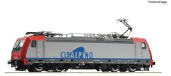 ROCO HO - art. 75100031 CIS (SBB-FS) OBB Locomotiva elettrica Re 484 018-7 - Epoca V - VERSIONE SOUND, ROCO HO - art. 75100031 CIS (SBB-FS) OBB Locomotiva elettrica Re 484 018-7 - Epoca V - VERSIONE SOUND

Nell'agosto 2005, Cisalpino, una joint venture tra SBB e Trenitalia, ha noleggiato locomotive Polifunzionali Re 484, utilizzate per i servizi transfrontalieri EuroCity tra Berna, Ginevra e Milano. L'omissione del cambio di locomotiva al confine ha accorciato la transizione e il tempo di percorrenza complessivo.
Le locomotive sono state progettate con un design accattivante nei colori argento, rosso e azzurro. Per la prima volta, la Re 484 ha trainato treni passeggeri regolarmente. A causa del ritardo nella consegna delle nuove unità multiple, le sei locomotive sono rimaste in servizio a Cisalpino fino alla fine del 2007.

Modello molto raffinato completo di bellissimi pantografi monobraccio Favley diversi secondo il range di tensione, motore centrale a 5 poli con trasmissione cardanica a tutti gli assi di cui alcuni con gomme per aumentare la trazione, luci a led altoluminescenti

■ Modello delicato con molti particolari applicati separatamente
■ Versione con spazzaneve sul telaio
■ Con quattro pantografi per l'utilizzazione nel traffico tra Italia e Svizzera
■ In modalità digitale con abbaglianti commutabili e luci di testa o luci di coda commutabili singolarmente
■ Con decoder sonoro PluX22 Zimo


