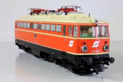 ROCO HO - art. 7510023 OBB Locomotiva elettrica 1042.645 delle Ferrovie federali austriache - Epoca IV - SOUND, ROCO HO - art. 7510023 OBB Locomotiva elettrica 1042.645 delle Ferrovie federali austriache - Epoca IV - SOUND

Dal 1963 sono state costruite in tutto 257 locomotive elettriche universali del Gruppo 1042 che, dal 1966, furono equipaggiate di motori più potenti che le permettevano di raggiungere una velocità massima di 150 km/h. A queste locomotive venne assegnata la designazione 1042.5. A causa dell'installazione di un freno a resistenza, ricevettero sovrastrutture sul tetto caratteristiche e pantografi a braccio singolo invertiti rispetto alle locomotive consegnate prima. Vennero utilizzate per tutti i tipi di treni, ma soprattutto per treni passeggeri e merci veloci, compresi i treni transfrontalieri verso la Germania.
L'assemblaggio della 1042.645 avvenne presso la Simmering-Graz-Pauker di Graz con il numero di fabbrica 71120, mentre Siemens si occupò della parte elettrica. Dopo la consegna, avvenuta nel marzo 1975, la stazione di servizio era Vienna Sud.

Modello molto dettagliato completo di motore centrale a 5 poli con trasmissione cardanica

■ Con decoder sonore PluX22 e luci di testa LED
■ Finestre con angoli arrontondati
■ Livrea arancio sangue con tetto avorio
■ In modalità digitale con luci di testa o luci di coda commutabili
■ Set di targhe incise fornito
■ Combinabile con il set di carrozze articoli 6200026 e 6200027
■ In modalità digitale con abbaglianti commutabili e luci di testa o di coda commutabili separatamente