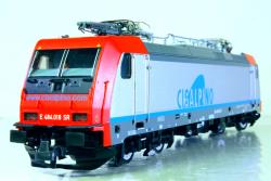 ROCO HO - art. 7500031 CIS (SBB-FS) OBB Locomotiva elettrica Re 484 018-7 - Epoca V, ROCO HO - art. 7500031 CIS (SBB-FS) OBB Locomotiva elettrica Re 484 018-7 - Epoca V

Nell'agosto 2005, Cisalpino, una joint venture tra SBB e Trenitalia, ha noleggiato locomotive Polifunzionali Re 484, utilizzate per i servizi transfrontalieri EuroCity tra Berna, Ginevra e Milano. L'omissione del cambio di locomotiva al confine ha accorciato la transizione e il tempo di percorrenza complessivo.
Le locomotive sono state progettate con un design accattivante nei colori argento, rosso e azzurro. Per la prima volta, la Re 484 ha trainato treni passeggeri regolarmente. A causa del ritardo nella consegna delle nuove unità multiple, le sei locomotive sono rimaste in servizio a Cisalpino fino alla fine del 2007.

Modello molto raffinato completo di bellissimi pantografi monobraccio Favley diversi secondo il range di tensione, motore centrale a 5 poli con trasmissione cardanica a tutti gli assi di cui alcuni con gomme per aumentare la trazione, luci a led altoluminescenti

■ Modello delicato con molti particolari applicati separatamente
■ Versione con spazzaneve sul telaio
■ Con quattro pantografi per l'utilizzazione nel traffico tra Italia e Svizzera
■ Luci di testa/luci di coda commutabili per mezzo di un DIP switch
■ Predisposto per decoder PluX22

