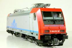 ROCO HO - art. 75100031 CIS (SBB-FS) OBB Locomotiva elettrica Re 484 018-7 - Epoca V - VERSIONE SOUND, ROCO HO - art. 75100031 CIS (SBB-FS) OBB Locomotiva elettrica Re 484 018-7 - Epoca V - VERSIONE SOUND

Nell'agosto 2005, Cisalpino, una joint venture tra SBB e Trenitalia, ha noleggiato locomotive Polifunzionali Re 484, utilizzate per i servizi transfrontalieri EuroCity tra Berna, Ginevra e Milano. L'omissione del cambio di locomotiva al confine ha accorciato la transizione e il tempo di percorrenza complessivo.
Le locomotive sono state progettate con un design accattivante nei colori argento, rosso e azzurro. Per la prima volta, la Re 484 ha trainato treni passeggeri regolarmente. A causa del ritardo nella consegna delle nuove unità multiple, le sei locomotive sono rimaste in servizio a Cisalpino fino alla fine del 2007.

Modello molto raffinato completo di bellissimi pantografi monobraccio Favley diversi secondo il range di tensione, motore centrale a 5 poli con trasmissione cardanica a tutti gli assi di cui alcuni con gomme per aumentare la trazione, luci a led altoluminescenti

■ Modello delicato con molti particolari applicati separatamente
■ Versione con spazzaneve sul telaio
■ Con quattro pantografi per l'utilizzazione nel traffico tra Italia e Svizzera
■ In modalità digitale con abbaglianti commutabili e luci di testa o luci di coda commutabili singolarmente
■ Con decoder sonoro PluX22 Zimo


