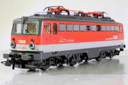 ROCO HO - art. 73611 OBB Locomotiva elettrica 1142 684-8, delle Ferrovie federali austriache - Epoca VI - SOUND, ROCO HO - art. 73611 OBB Locomotiva elettrica 1142 684-8, delle Ferrovie federali austriache - Epoca VI - SOUND

Dal 1963 sono state costruite in tutto 257 locomotive elettriche universali del Gruppo 1042 che, dal 1966, furono equipaggiate di motori più potenti che le permettevano di raggiungere una velocità massima di 150 km/h. A queste locomotive venne assegnata la designazione 1042.5. A causa dell'installazione di un freno a resistenza, ricevettero sovrastrutture sul tetto caratteristiche e pantografi a braccio singolo invertiti rispetto alle locomotive consegnate prima. Vennero utilizzate per tutti i tipi di treni, ma soprattutto per treni passeggeri e merci veloci, compresi i treni transfrontalieri verso la Germania.
L'assemblaggio della 1042.645 avvenne presso la Simmering-Graz-Pauker di Graz con il numero di fabbrica 71120, mentre Siemens si occupò della parte elettrica. Dopo la consegna, avvenuta nel marzo 1975, la stazione di servizio era Vienna Sud. Negli anni '90, dal numero di serie 1042.531 le locomotive furono convertite in gruppo 1142 dotate quindi di controllo per treni reversibili. Oggi le locomotive della serie 1142 non solo tirano treni reversibili ma anche treni merci pesanti ad unità multipla.

Modello molto dettagliato completo di motore centrale a 5 poli con trasmissione cardanica

■ Con decoder sonore PluX22 e luci di testa LED
■ Con un numero UIC lungo
■ Perfettamente combinabile con i treni push-pull delle ÖBB
■ Senza finestre d'angolo
■ Grandi fari
■ In modalità digitale con luci di testa o luci di coda commutabili
