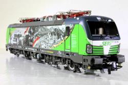 ROCO HO - art. 71997 Locomotiva elettrica 193 746 Vectron "Jedermann" della Salzburger Eisenbahn Transport Logistik (SETG). , ROCO HO - art. 71997 Locomotiva elettrica 193 746 Vectron "Jedermann" della Salzburger Eisenbahn Transport Logistik (SETG). ROCO HO - art. 71997 Locomotiva elettrica 193 746 Vectron "Jedermann" della Salzburger Eisenbahn Transport Logistik (SETG). 
“Jedermann” - la tragica commedia popolare sulla morte di un uomo ricco scritta da Hugo von Hofmannsthal - è parte integrante del Festival di Salisburgo da oltre 100 anni. In quest' occasione, l'EVU SETG di Salisburgo ha progettato una locomotiva Vectron con scene della commedia. Entrambi i lati della locomotiva a tema sono decorati con motivi diversi. Un lato mostra scene dello spettacolo che viene rappresentato ogni estate nella Piazza del Duomo di Salisburgo. Il secondo lato mostra la città di Salisburgo e Hugo von Hofmannsthal, che è stato anche co-fondatore del Festival di Salisburgo.

Modello con motore a 5 poli con trasmissione cardanica della forza di trazione su tutti gli assi e volano, predisposto per decoder DCC Plux22

■ Entrambe le pareti laterali con design diversi
■ Disponibile esclusivamente presso la Roco
■ Con stampa elaborata nel design "Jedermann"
■ Utilizzata per il trasporto internazionale di merci
■ Maniglie sporgenti, parzialmente in metallo
■ Con design dettagliato del tetto
■ Luci di testa/luci di coda commutabili per mezzo di un DIP switch
