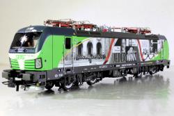 IN SUPERSCONTO 30% - ROCO HO - art. 71997 Locomotiva elettrica 193 746 Vectron "Jedermann" della Salzburger Eisenbahn Transport Logistik (SETG) - SOUND, ROCO HO - art. 71997 Locomotiva elettrica 193 746 Vectron "Jedermann" della Salzburger Eisenbahn Transport Logistik (SETG). ROCO HO - art. 71997 Locomotiva elettrica 193 746 Vectron "Jedermann" della Salzburger Eisenbahn Transport Logistik (SETG). 
“Jedermann” - la tragica commedia popolare sulla morte di un uomo ricco scritta da Hugo von Hofmannsthal - è parte integrante del Festival di Salisburgo da oltre 100 anni. In quest' occasione, l'EVU SETG di Salisburgo ha progettato una locomotiva Vectron con scene della commedia. Entrambi i lati della locomotiva a tema sono decorati con motivi diversi. Un lato mostra scene dello spettacolo che viene rappresentato ogni estate nella Piazza del Duomo di Salisburgo. Il secondo lato mostra la città di Salisburgo e Hugo von Hofmannsthal, che è stato anche co-fondatore del Festival di Salisburgo.

Modello con motore a 5 poli con trasmissione cardanica della forza di trazione su tutti gli assi e volano, predisposto per decoder DCC Plux22

■ Entrambe le pareti laterali con design diversi
■ Disponibile esclusivamente presso la Roco
■ Con stampa elaborata nel design "Jedermann"
■ Utilizzata per il trasporto internazionale di merci
■ Maniglie sporgenti, parzialmente in metallo
■ Con design dettagliato del tetto
■ In modalità digitale con fanali abbaglianti e luci di testa o di coda commutabili separatamente e illuminazione della cabina
Modello in Offerta speciale a Euro 258 (Listino 369,90) SCONTO OLTRE 30% FINO AD ESAURIMENTO SCORTE