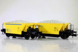 Os.kar OS-4356 Set 2 Carri tipo tipo Vfcc Valsecchi livrea gialla e nera Epoca V, Os.kar OS-4356 Set 2 Carri tipo tipo Vfcc Valsecchi livrea gialla e nera Epoca V
Set di 2 carri Vfcc livrea gialla e nera con le insegne dell'impresa Valsecchi Armamento Ferroviario ep, V. Telaio in metallo (sottostruttura della vasca ), sovrastruttura in plastica. Assi in metallo, timoni con porta-gancio a norma NEM su entrambe le testate. carico riprodotto ed estraibile. interno della vasca riprodotto. particolari interamente riportati e finemente dettagliati (leveraggi, impianto frenante mancorrenti, predellini)
Modello in offerta speciale a 89 Euro (anziche 97,90 Euro)