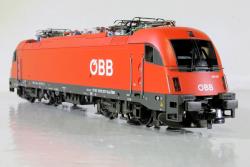ROCO HO - art. 7500032 OBB Locomotiva elettrica 1216 227-9 "Taurus" - Epoca VI, ROCO HO - art. 7500032 OBB Locomotiva elettrica 1216 227-9 "Taurus" - Epoca VI
Le locomotive elettriche del Gruppo 1216 (Taurus 3) sono locomotive universali trifase multisistema basate sulla tecnologia della famiglia Siemens EuroSprinter. Il design e i carrelli ad alta velocità sono stati ripresi dalle prime due generazioni Taurus, ma con alcune modifiche di dettaglio.
Dal 2006 al 2008 sono state consegnate 50 locomotive alle ÖBB. Sono progettate per funzionare su linee con tensione di rete di 15kV/16,7 Hz, 25 kV/50 Hz e 3 kV/DC. La potenza massima è di 6.400 kW, la velocità massima 230 km/h. Sono utilizzate per il trasporto nazionale e internazionale di passeggeri e merci.
Per i singoli Paesi, la locomotiva deve avere anche i rispettivi pacchetti nazionali. Questo include l'equipaggiamento speciale per la radio del treno, il display, gli annunci sonori, i sistemi di controllo-comando del treno, le scritte e gli equipaggiamenti aggiuntivi. Le locomotive della variante C (1216.2) sono dotate di un pacchetto paese supplementare per la Repubblica Ceca e la Slovacchia, oltre che per l'uso in Austria e Germania e Italia
Modello molto dettagliato con bellissimi pantografi monobraccio ognuno dedicato al servizio con tensione diversa, bellissimo imperiale completo di tutti i dispositivi elettrici, motore a 5vpoli centrale con trasmissione cardanica a tutti gli assi, luci bianche e rosse secondo il senso di marcia
■ Modello delicato con molti particolari applicati separatamente
■ Tetto dal design elaborato con quattro pantografi
■ Per l‘utilizzazione nel trasporto merci/passeggeri internazionale
■ In modalità digitale con abbaglianti commutabili e luci di testa o luci di coda commutabili singolarmente

