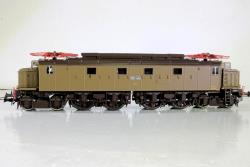 RIVAROSSI HO art. HR2901S - FS E428.101 1° Serie ad avancorpi, con compressore meccanico, ruote motrici con tamponi in gomma Dep.Milano C.le in livrea Castano-Isabella - Epoca III - Versione SOUND, RIVAROSSI HO art. HR2901S - FS E428.101 1° Serie ad avancorpi, con compressore meccanico, ruote motrici con tamponi in gomma Dep.Milano C.le in livrea Castano-Isabella - Epoca III - Versione SOUND
Bellissima locomotiva - motore centrale con trasmissione cardanica - luci bianche e rosse con inversione di marcia
Modello in offerta speciale a Euro 319 (listino Euro 354,90)