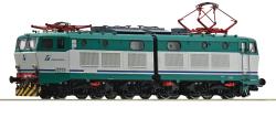 ROCO HO - art. 7500058 FS  E.656.009 - Livrea xmpr Epoca V - SOUND, ROCO HO - art. 7500058 FS  E.656.009 - Livrea xmpr Epoca V
Il Gruppo E.656 è una serie di locomotive elettriche italiane a sei assi soprannominato “Caimano”. Si tratta di un'evoluzione dei tipi E.636, E.645 ed E.646 con cassa della locomotiva divisa. Tuttavia hanno distanze tra gli assi ed i perni diverse rispetto al tipo E.636. L'elevata potenza di trazione e la velocità massima di 150 km/h ne consentono l'impiego davanti ai treni passeggeri e merci.
Modello molto particolareggiato con fini definizioni completo di motore a 5 poli centrale con volano e trasmissione cardanica con distribuzione della forza di trazione a tutti gli assi di cui alcuni dotati di cerchi di aderenza.
Tre luci bianche anteriori e luci rosse posteriori a led altoluminescenti con inversione automatica secondo la direzione di marcia, imperiale impreziosito dalle unità esterne dei condizionatori con i bellissimo pantografi 
Modello dotato di unità power-pack e decoder sound plug 22
Modello in offerta speciale a 320 Euro (Listino 328,41)