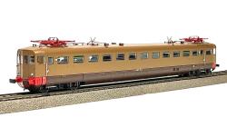 Os.kar OS-2099 - FS ALe 880.027 - Livrea Castano-Isabella Epoca IV con testate tronche e con intercomunicante, fanali automobilistici e trombe corte , Os.kar OS-2099 - FS ALe 880.027 - Livrea Castano-Isabella Epoca IV
con testate tronche e con intercomunicante, fanali automobilistici e trombe corte
ALe 880.027 motorizzata testate tronche e con intercomunicante, livrea castano isabella ep. IV FS, fanali automobilistici trombe corte, con loghi fumatori e scritte fine anni ottanta, pantografi tipo FS 42LR. Telaio in metallo, cassa e sotto cassa in ABS. Respingenti molleggiati. Fornito con un frontale in configurazione chiusa e l'altro in configurazione aperta, con mantice (possibilità di configurare a scelta tutti i frontali grazie agli aggiuntivi in dotazione). Dotato di doppia motorizzazione cardanica a 5 poli e trasmissione su entrambi i carrelli con giunti telescopici, timoni di allontanamento e porta gancio a norma NEM su entrambe le testate. Inversione delle luci in base al senso di marcia bianco/rosso. Illuminazione interna di serie. Luci configurabili in analogico tramite micro interruttori ed in digitale tramite funzioni (luci di testa, luci di coda, vano viaggiatori, cabina A e cabina B). Modello predisposto per installazione di decoder PLUX-22 e con altoparlante installato e cablato di serie. Raggio minimo suggerito 420mm. 
Modello in offerta speciale a 214 Euro (Listino 239,90 Euro) 