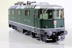 ROCO HO - art. 7510027 SBB CFF Locomotiva elettrica Re 4/4 II 11131 delle Ferrovie federali svizzere -Livrea Verde Epoca IV - SOUND, ROCO HO - art. 7510027 SBB CFF Locomotiva elettrica Re 4/4 II 11131 delle Ferrovie federali svizzere -Livrea Verde Epoca IV
La locomotiva elettrica 11131 (Re 4/4 II) delle Ferrovie federali svizzere (FFS) è presentata nella sua livrea originale verde abete, in tinta con l'Epoca IV. La locomotiva elettrica, proveniente dalle sale di fabbrica SLM / BBC e costruita nel 1967, ha circolato nel suo colore originale fino che la più grande R3 è arrivata, ma dopo è diventata rossa come molte altre locomotive di questo tipo. Come i prototipi, le locomotive della prima serie di costruzione (11107-11155) hanno un solo pantografo, ma sono più lunghe di 10 cm rispetto ai prototipi. Con 277 locomotive consegnate, la Re 4/4 II è la più grande serie di unità di trazione finora realizzata in Svizzera. La Re 4/4 II è stata costruita e messa in servizio per 21 anni, dal 1964 al 1985. La 11131 è stata nel frattempo dismessa e rottamata.
Modello con motore a 5 poli e volano, trasmissione cardanica con distribuzione della forza motrice a tutti gli assi di cui 2 dotati di gommini, bellissimo l'imperiale con il pantografo, luci bianche frontali una bianca o rossa posteriore (scambiabile con funzione) con inversione secondo la direzione di marcia, luci di profondità a comando, luci cabina e luce vano motori 
Variante di stampo!

■ Prima serie della Re 4/4 II
■ Versione Epoca IV senza aria condizionata
■ Scritte e numeri in rilievo cromato
■ Modello senza specchietto retrovisore
■ Pantografo a forbice in filigrana
■ Targhe di fabbrica eseguite come parti incise
■ In modalità digitale con luci di testa o di coda commutabili, illuminazione della cabina e illuminazione della sala macchine
■ Cabina Z21 disponible

Decoder Zimo Sound plux22 a bordo
