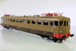 Os.kar OS-2100 FS ALe 880.032 mot. livrea castano isabella rosso ep.IV, Os.kar OS-2100 FS ALe 880.032 mot. livrea castano isabella rosso ep.IV
ALe 880.032 mot. livrea castano isabella ep. IV FS, testate tronche e con intercomunicante, pantografi tipo FS 42LR. Telaio in metallo, cassa e sotto cassa in ABS. Respingenti molleggiati. Fornito con un frontale in configurazione chiusa e l'altro in configurazione aperta, con mantice (possibilità di configurare a scelta tutti i frontali grazie agli aggiuntivi in dotazione). Dotato di doppia motorizzazione cardanica a 5 poli e trasmissione su entrambi i carrelli con giunti telescopici, timoni di allontanamento e porta gancio a norma NEM su entrambe le testate. Inversione delle luci in base al senso di marcia bianco/rosso. Illuminazione interna di serie. Luci configurabili in analogico tramite micro interruttori ed in digitale tramite funzioni (luci di testa, luci di coda, vano viaggiatori, cabina A e cabina B). Modello predisposto per installazione di decoder PLUX-22 e con altoparlante installato e cablato di serie. Raggio minimo suggerito 420mm. 
Modello in offerta speciale a 215 Euro (Listino 239,90 Euro)
Modello disponibile a fine Aprile in Ordinazione