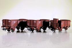 ROCO HO - art. 6600088 - FS Set di tre carri merci aperti delle Ferrovie dello Stato italiane., ROCO HO - art. 6600088 - FS Set di tre carri merci aperti delle Ferrovie dello Stato italiane.
Il Set è composto da un carro con garrita frenatore, tipo L, e due carri non frenato, tipo L. - Epoca III

■ Cinematismo per  allontanamento della timoneria in curva

