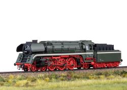 Trix HO - art. 25905 DR - Locomotiva a vapore per treni rapidi Gruppo 01.5 con tender a carbone T34 da 2'2' Epoca III.  - SOUND, Trix HO - art. 25905 DR - Locomotiva a vapore per treni rapidi Gruppo 01.5 con tender a carbone T34 da 2'2' Epoca III. Versione ricostruita della Deutsche Reichsbahn della DDR (DR/DDR). Livrea di base verde scuro con strisce decorative 
bianche. Con ruote Boxpok, deflettori parafumo Witte appositamente progettati per il Gruppo 01.5, rivestimento continuo della cupola e rivestimento laterale delle pedane. Numero di servizio della locomotiva 01 504. Condizioni di esercizio intorno al 1964.
Modello con decoder digitale e ampie funzioni luminose e sonore. Propulsione ad alta efficienza con volano nella caldaia. 3 assi azionati dal motore. Cerchi di aderenza. Locomotiva e tender realizzati in gran parte in metallo. Unità fumogena installata di serie. Tre fanali di testa e generatore di fumo commutati in base al senso di marcia, in esercizio convenzionale, comandabili digitalmente. Illuminazione della cabina di guida anch'essa comandabile digitalmente. Illuminazione con LED a luce bianca calda esenti da manutenzione. Aggancio corto con meccanismo tra locomotiva e tender. Aggancio corto con albero NEM guidato da meccanismo sul tender. Raggio minimo di manovra 360 mm. Tubi di protezione degli stelo dei pistoni e manichette dei freni inclusi. Lunghezza ai respingenti 28,2 cm.
