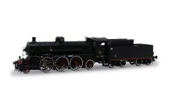 RIVAROSSI HO - ART. HR2916S FS, locomotiva a vapore Gr. 685.089, 2a serie, con caldaia corta, locomotiva storica, ep. V-VI - VERSIONE SOUND - DISPONIBILE A FINE OTTOBRE - PRENOTABILE, RIVAROSSI HO - ART. HR2916S FS, locomotiva a vapore Gr. 685.089, 2a serie, con caldaia corta, locomotiva storica, ep. V-VI - VERSIONE SOUND
Le locomotive del gruppo 685 studiate per servizi passeggeri ad alta velocità, sono la versione a vapore surriscaldato e a semplice espansione della precedente serie di locomotive del gruppo 680 delle Ferrovie dello Stato di cui ricalcano l'impostazione meccanica generale e le dimensioni. Furono costruite su progetto dell'Ufficio Studi di Firenze delle FS in 241 esemplari con distribuzione Walschaerts e 30 con distribuzione a valvole sistema Caprotti (queste ultime inizialmente classificate nel gruppo 686), entrate in servizio a partire dal 1912. 
La locomotiva 685 rappresenta senz'altro il compendio della massima espressione tecnologica italiana legata alla trazione ferroviaria a vapore e non a caso questa macchina, che in mani esperte era capace di regalare ottime prestazioni, venne affettuosamente ed informalmente ribattezzata "La Regina". Le unità del gruppo prestarono un importante servizio attivo fino agli anni '60.
Spettacolare modello con telaio, caldaia, tender e biellismo in metallo, motore a 5 poli in caldaia completo di volano, luci bianche anteriori, luce cabina,respingenti molleggiati, gancio elettrico tra tender e corpo caldaia, gancio posteriore a norme nem estraibile, decoder sonoro Zimo DCC 21 pin.
Modello in offerta speciale a 467,91 Euro (Listino 519,90 Euro)