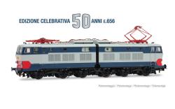 RIVAROSSI HO - ART. HR2977 FS locomotiva elettrica E.656 023 1a serie, stato di origine, 50° anniversario della consegna della 1° unità (1975), ep. IV - DISPONIBILE A NATALE - IN PRENOTAZIONE, RIVAROSSI HO - ART. HR2977 FS locomotiva elettrica E.656 023 1a serie, stato di origine, 50° anniversario della consegna della 1° unità (1975), ep. IV
Rivarossi celebra i 50 anni del Caimano!

Alla fiera di Novegro – Hobby Model Expo di fine Settembre - è stato presentato in anteprima assoluta il nuovo modello celebrativo in scala H0 dedicato alla locomotiva più iconica delle FS moderne: la E.656 Caimano.

In occasione di questo evento, il prodotto viene presentato con una box celebrativa, con all'interno un libretto in edizione speciale e un portachiavi con riprodotto il frontale della locomotiva.

Questo modello riproduce esattamente la prima unità 023 nello stato di fabbrica, così come si presentava al 13 Novembre 1975 nel momento dei suoi primi giri di ruota sulla rete FS.Il famoso soprannome "Caimano" venne assegnato alla E656 l'anno successivo, tramite un concorso sulla rivista "Voci della Rotaia"; per questo motivo non era ancora presente all'epoca il tipico disegno del rettile sul fianco sinistro delle cabine.
Caratteristiche tecniche:

- Fanaleria e dettagli frontali conformi alla E656 023 nello stato di origine.
- Smorzatore sullo snodo centrale tra le semicasse come in origine sulle E656 1ª serie.
- Pantografi migliorati rispetto agli ultimi modelli.
- Vetri frontali scuriti con viraggio violaceo.
- Nuovi stampi per cassa, carrelli e relative parti riportate, con riproduzione accurata di tutte le caratteristiche tipiche delle diverse serie costruttive su frontali, fiancate e tetto.
- Affidabile meccanica con telaio articolato e scatole ingranaggi in metallo, potente motore centrale a 5 poli con trasmissione a doppio albero cardanico su entrambi gli assi dei carrelli di estremità, due ruote con anello di aderenza.
- Impianto elettrico interamente nuovo, con presa 21 poli NEM 660/21MTC per decoder DCC e DCC Sound, con predisposizione per altoparlante “sugar cube” 11 x 15 mm.
- Luci bianche di testa e rosse di coda con commutazione automatica in base al senso di marcia e con possibilità di esclusione indipendente tra le due cabine. Posizione dei fanali rossi coerentemente differenziata in base all’unità riprodotta.
- Terzo faro con comando indipendente dai fanali bassi.
- Illuminazione interna di entrambe le cabine e del corridoio laterale con comando indipendente.
Modello in offerta speciale a 269,91 Euro (Listino 299,90 Euro)