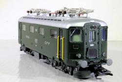 TRIX HO - art. 25423 SBB CFF - Locomotiva elettrica Re 4/4 1° Serie delle Ferrovie Federali Svizzere (FFS) in livrea verde abete Epoca III., TRIX HO - art. 25423 SBB CFF - Locomotiva elettrica Re 4/4 1° Serie delle Ferrovie Federali Svizzere (FFS) in livrea verde abete Epoca III. Versione originale con porte di transizione end-to-end e piastre di transizione. Numero di servizio della locomotiva 10011. Condizioni di esercizio intorno al 1959. Modello con decoder digitale e ampie funzioni sonore. Propulsione controllata ad alta efficienza con volano, installato centralmente. Tutti e 4 gli assi azionati tramite cardano. pneumatici da trazione. I tripli fari e 1 luce di posizione bianca (codice svizzero dei fari) cambiano con la direzione di marcia, funzioneranno in modalità convenzionale e possono essere controllati digitalmente. I fari dell'estremità 2 e 1 della locomotiva possono essere spenti digitalmente separatamente. Doppia funzione luminosa A. Illuminazione con diodi emettitori di luce (LED) a luce bianca calda esenti da manutenzione. Gradini del tetto applicati separatamente. Manubrio in metallo inserito. Rappresentazione delle piastre di transizione anteriori e delle maniglie. Lunghezza ai respingenti 17,1 cm. Modello completamente in metallo con decoder digitale DCC/mfx compatibile con RailCom. 
Modello con numerose funzioni luminose e sonore. Propulsione controllata ad alta efficienza con volano, installato centralmente. 4 assi azionati tramite cardano. pneumatici da trazione. I tripli fari e 1 luce di posizione bianca (codice svizzero dei fari) cambiano con la direzione di marcia, funzioneranno in modalità convenzionale e possono essere controllati digitalmente. L'illuminazione può essere commutata su 1 fanale posteriore rosso quando si guida da soli. I fari della locomotiva 2 e 1 possono essere spenti digitalmente separatamente. Doppia luce A come segnale di arresto di emergenza rosso. I fari a lunga distanza, l'illuminazione della cabina di guida e l'illuminazione della sala macchine possono essere controllate separatamente e digitalmente. Illuminazione con diodi emettitori di luce (LED) bianchi caldi e rossi esenti da manutenzione. Manubri attaccati sui lati e sul davanti in metallo. I giunti possono essere sostituiti con i grembiuli anteriori chiusi. Lunghezza ai respingenti 17,1 cm

