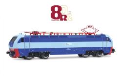 RIVAROSSI HO art. HR2981 FS locomotiva elettrica E.402B "Treni Turistici Italiani", Epoca VI in confezione 80° anniversario Rivarossi, RIVAROSSI HO art. HR2981 FS locomotiva elettrica E.402B "Treni Turistici Italiani", Epoca VI in confezione 80° anniversario Rivarossi
"Treni Turistici Italiani" è un'edizione speciale esclusiva per il 2025: ricorrono infatti gli 80 anni dalla fondazione dell’azienda Rivarossi, nata appunto nel 1945 ed in poco tempo diventata riferimento per il modellismo ferroviario in Italia e non solo. 

Il prodotto viene omaggiato con una box celebrativa su cui è ben visibile il logo degli 80 anni, che riprende uno dei loghi Rivarossi più famosi e longevi, ovvero la “doppia R” introdotta nel 1970 ed utilizzata per oltre 30 anni, fino al 2004. All’interno troverete anche un libretto in edizione speciale che ripercorre la storia, che riproduce invece il primissimo logo, rappresentante uno scudo con il nome dell’azienda ed il famoso “Galletto”.

Come modello celebrativo per l’evento, abbiamo scelto di riprodurre una delle macchine utilizzate da Treni Turistici Italiani per la trazione dei propri treni, in quanto rappresenta appieno lo spirito che Rivarossi porta avanti sin dalla sua fondazione: così come TTI si propone di far rivivere ai passaggeri il “sapore” dei treni d’epoca rielaborati in chiave attuale, non solo con i servizi tarati su misura ma anche visivamente applicando la livrea dello storico e mitico “Treno Azzurro” a moderne locomotive E402B e relative carrozze, allo stesso tempo Rivarossi è da sempre impegnata a ripercorrere in piccolo una sorta di “viaggio turistico” attraverso la storia delle ferrovie (italiane in primis ma in generale di tutto il mondo), grazie alla riproduzione di modelli iconici realizzati sfruttando appieno tutte le risorse rese disponibili dalle moderne tecnologie.



Modello molto dettagliato con affidabile meccanica con potente motore centrale a 5 poli con trasmissione a doppio albero cardanico su entrambi gli assi dei carrelli di estremità, due ruote con anello di aderenza.
- Impianto elettrico interamente nuovo, con presa 21 poli NEM 660/21MTC per decoder DCC e DCC Sound, con predisposizione per altoparlante “sugar cube” 11 x 15 mm.
- Luci bianche di testa e rosse di coda con commutazione automatica in base al senso di marcia
- Terzo faro con comando indipendente dai fanali bassi.
In digitale
Modello in offerta speciale a 246,60 Euro (Listino 274 Euro)