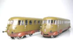 RIVAROSSI HO - art. HR 2037 FS Aln.556.1202+Aln.556.1216 Livrea castano-isabella Ep. III  - OFFERTA SPECIALE , Materiale FS. Articolo HR 2037 Coppia di automotrici Diesel tipo ALn 556.1202 + Aln 556.1216 (questa unità folle) in livrea d'origine castano-isabella; epoca III. Viene riprodotta la vera "LITTORINA" conosciuta anche come Topolino, in quanto la calandra ricordava il noto omonimo autoveicolo popolare. Ha rappresentato l'inizio di un'era di agili ed originali mezzi leggeri ferroviarii e ha permesso di esportare questa tecnologia tutta italiana, vanto della FIAT, nel mondo;  sarà la capostipite di una lunga serie di mezzi indispensabili nel corto e medio raggio.  Il modello, tra le altre caratteristiche di pregio, è dotato di illuminazione interna, nonchè di fari bianchi e rossi, secondo il senso di marcia. Modello predisposto per decoder DCC  - OFFERTA SPECIALE SCONTO 30% RISPARMI 60 EURO