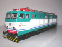 ACME HO - art. 60281 FS E656.598 6° SERIE LIVREA XMPR LOGHI ROSSI - Dep. Genova Brignole, ACME HO - art. 60281 FS E656.598  6° SERIE LIVREA XMPR LOGHI ROSSI Epoca IV - Dep. Genova Brignole - Ultima generazione di questo mitico locomotore tuttofare - modello molto dettagliato con nuovi pantografi ACME con commutatore per captazione corrente - luci separate bianche - rosse + terzo faro con inversione automatica - nuovi carrelli motore a 5 poli con nuova trasmissione doppio cardano. molto silenzioso nel funzionamento, predisposizione per decoder. 