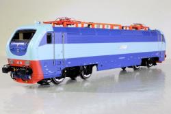 RIVAROSSI HO art. HR2981 FS locomotiva elettrica E.402B "Treni Turistici Italiani", Epoca VI in confezione 80° anniversario Rivarossi, RIVAROSSI HO art. HR2981 FS locomotiva elettrica E.402B "Treni Turistici Italiani", Epoca VI in confezione 80° anniversario Rivarossi
"Treni Turistici Italiani" è un'edizione speciale esclusiva per il 2025: ricorrono infatti gli 80 anni dalla fondazione dell’azienda Rivarossi, nata appunto nel 1945 ed in poco tempo diventata riferimento per il modellismo ferroviario in Italia e non solo. 

Il prodotto viene omaggiato con una box celebrativa su cui è ben visibile il logo degli 80 anni, che riprende uno dei loghi Rivarossi più famosi e longevi, ovvero la “doppia R” introdotta nel 1970 ed utilizzata per oltre 30 anni, fino al 2004. All’interno troverete anche un libretto in edizione speciale che ripercorre la storia, che riproduce invece il primissimo logo, rappresentante uno scudo con il nome dell’azienda ed il famoso “Galletto”.

Come modello celebrativo per l’evento, abbiamo scelto di riprodurre una delle macchine utilizzate da Treni Turistici Italiani per la trazione dei propri treni, in quanto rappresenta appieno lo spirito che Rivarossi porta avanti sin dalla sua fondazione: così come TTI si propone di far rivivere ai passaggeri il “sapore” dei treni d’epoca rielaborati in chiave attuale, non solo con i servizi tarati su misura ma anche visivamente applicando la livrea dello storico e mitico “Treno Azzurro” a moderne locomotive E402B e relative carrozze, allo stesso tempo Rivarossi è da sempre impegnata a ripercorrere in piccolo una sorta di “viaggio turistico” attraverso la storia delle ferrovie (italiane in primis ma in generale di tutto il mondo), grazie alla riproduzione di modelli iconici realizzati sfruttando appieno tutte le risorse rese disponibili dalle moderne tecnologie.



Modello molto dettagliato con affidabile meccanica con potente motore centrale a 5 poli con trasmissione a doppio albero cardanico su entrambi gli assi dei carrelli di estremità, due ruote con anello di aderenza.
- Impianto elettrico interamente nuovo, con presa 21 poli NEM 660/21MTC per decoder DCC e DCC Sound, con predisposizione per altoparlante “sugar cube” 11 x 15 mm.
- Luci bianche di testa e rosse di coda con commutazione automatica in base al senso di marcia
- Terzo faro con comando indipendente dai fanali bassi.
In digitale
Modello in offerta speciale a 246,60 Euro (Listino 274 Euro)