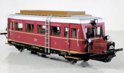 Trix H0 - Art.25135 DB Automotrice diesel serie VT 88.902 - "Muso di maiale" - Livrea rosso porpora Epoca III anno 1950 Deposito di Norimberga. - SOUND, Trix H0 - Art.25135 DB Automotrice diesel serie VT 88.902 - "Muso di maiale" - Livrea rosso porpora Epoca III anno 1950 Deposito di Norimberga.
Modello con decoder digitale e ampie funzioni sonore. Motorizzazione ad alta efficienza con volano. Due assi azionati. Tre fanali direzionali e due luci di posizione rosse funzionanti in modo convenzionale; commutabili digitalmente. I fanali delle cabine 1 e 2 possono essere spenti separatamente. Il faro superiore può essere acceso separatamente in modo digitale. L'illuminazione interna integrata di serie è commutabile digitalmente. L'illuminazione del quadro comandi è commutabile digitalmente. Illuminazione con LED a luce bianca calda e rossi esenti da manutenzione. Con accumulatore di energia. Mancorrenti in metallo. Lunghezza ai respingenti circa 13,5 cm.
