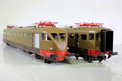 OS.KAR HO - art. 2106 FS ALe 400.007 motorizzata + ALe 790.030 unità folle livrea castano isabella Epoca III , OS.KAR HO - art. 2106 FS ALe 400.007 motorizzata + ALe 790.030 unità folle livrea castano isabella Epoca III 
Spettacolare convoglio con fanali d'origine e filetti avorio, del deposito di Roma S.L. in livrea castano isabella Epoca III. Telaio in metallo, cassa e sotto cassa in ABS. Respingenti molleggiati. Un frontale tronco in configurazione aperta, con mantice (possibilità di configurare a scelta tutti i frontali grazie agli aggiuntivi in dotazione). Dotato di doppia motorizzazione cardanica a 5 poli e trasmissione su entrambi i carrelli con giunti telescopici, timoni di allontanamento e porta gancio a norma NEM su entrambe le testate. Inversione delle luci in base al senso di marcia bianco/rosso. Illuminazione interna di serie. Luci configurabili in analogico tramite micro interruttori ed in digitale tramite funzioni (luci di testa, luci di coda, vano viaggiatori, cabina A e cabina B). Modello predisposto per installazione di decoder PLUX-22 e con altoparlante installato e cablato di serie. Raggio minimo suggerito 420mm. 
Modello in offerta speciale a 387 (Listino 430,50 Euro)
