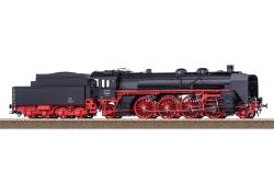 TRIX H0 - art. 25019 DDR Locomotiva a vapore per treni espressi Classe 19 016 "Sachsenstolz" - EPOCA III - SOUND, Locomotiva a vapore per treni espressi Classe 19.0 "Sachsenstolz" (Classe XX HV sassone), con tender per carbone sassone 2'2 T31. Ferrovie dello Stato tedesche della DDR (DR/DDR). Con grandi deflettori di fumo. Numero di serie della locomotiva 19 016. Condizioni operative: Epoca IIIa, primi anni '50.
L'Orgoglio Sassone: una locomotiva davvero imponente. I Sassoni sono un popolo piccolo ma raffinato, noto per il suo particolare orgoglio per le proprie tradizioni, solitamente deliziose. Naturalmente, possedere una propria ferrovia statale faceva parte dell'immagine che l'ex regno si era creato di sé. Poco prima della Prima Guerra Mondiale, la Fabbrica Meccanica Sassone di Chemnitz commissionò lo sviluppo di una delle locomotive a vapore più potenti dell'epoca. Con quattro assi motori, una potenza di 1800 CV e un peso di servizio di 162 tonnellate, si trattava di una locomotiva per treni espressi davvero possente, capace di mostrare appieno la sua forza, soprattutto negli altopiani sassoni. Ventitré locomotive entrarono in servizio tra il 1918 e il 1923; gli ultimi lotti furono addirittura ordinati dalla neonata Reichsbahn tedesca. Alcune di queste potenti locomotive, designate come Classe 19.0, inizialmente operarono anche in Svevia. Ben presto, queste eleganti e potenti locomotive furono affettuosamente soprannominate "Orgoglio Sassone", avendo dimostrato il loro eccezionale valore nella loro terra d'origine. Dopo il 1945, le Ferrovie Statali della Germania dell'Est (Reichsbahn) non poterono fare a meno delle locomotive della serie "910", intraprendendo un'ampia opera di ristrutturazione e persino di ricostruzione parziale di numerose unità. Il servizio regolare terminò nel 1958; decenni di intenso utilizzo su treni espressi avevano lasciato il segno. Ora, in miniatura, la "Saxon Pride" ritorna sui binari come locomotiva Trix. E questo modello finemente dettagliato e tecnicamente sofisticato è destinato a suscitare scalpore nel mondo del modellismo ferroviario con il nome di "Trix Pride".
Modello con decoder digitale e ampie funzioni sonore. Motore 16poli asincrono senza spazzole ad alta efficienza con volano installato nella caldaia. 4 assi motori alcuni completi di anelli di aderenza. Locomotiva e tender in gran parte in metallo. Generatore di fumo integrato di serie con emissione di fumo dinamica dipendente dalla velocità. Fari direzionali a due luci, a funzionamento convenzionale, commutabili digitalmente. Illuminazione della cabina e tremolio del focolare, ciascuno commutabile digitalmente separatamente. Illuminazione con LED bianco caldo e rossi esenti da manutenzione. Con accumulo di energia. Porte della cabina girevoli e tende simulate tra cabina e tender. Accoppiamento ravvicinato con cinematica tra locomotiva e tender. Accoppiamento ravvicinato guidato cinematicamente con tasca di accoppiamento NEM sul tender. Altezza dei respingenti su locomotiva e tender secondo NEM. Raggio minimo di funzionamento R2 437,5 mm. Tubi di protezione dello stelo del pistone e tubi flessibili dei freni inclusi. Lunghezza fuori respingenti 26,0 cm. 
Nota: specificata in fabbrica per un raggio minimo di R2 (437,5 mm); Il funzionamento su R1 (circa 360 mm) è possibile con cautela e a velocità ridotta.

Un set di carrozze per treni espressi e una carrozza passeggeri aggiuntiva sono disponibili con i codici articolo 42514 e 42522 nella gamma Märklin H0, che specificano anche gli assi in corrente continua necessari.

Questo modello è disponibile anche in versione a corrente alternata nella gamma Märklin H0 con il codice articolo 38190.

