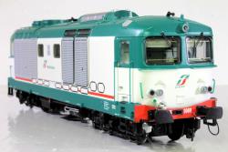 Os.kar H0 - art. OS-1133 D 445.1008  3° Serie Dep. Cremona Epoca VI , FS D 445.1088 livrea XMPR 2, Dep. Cremona ep. VI, con vomere, Potente motore a 5 poli, telaio in metallo, cassa in ABS, Arredo cabine riprodotto. Nuovo impianto elettrico con presa per decoder Plux22, speaker installato di serie, ventole sul tetto realmente funzionanti, illuminazione (interna della cabina. fanali anteriori e posteriori, terzo faro) funzionante. Tutte le funzioni luci comandabili in analogico tramite micro interruttori e in digitale con funzioni decoder. Timone di allontanamento con porta gancio a norma NEM su entrambe le testate. Frontali configurabili con pancone modellistico/vomere chiuso/vomere aperto e porta gancio
MODELLO IN OFFERTA SPECIALE A 210 EURO (LISTINO 229,90)
