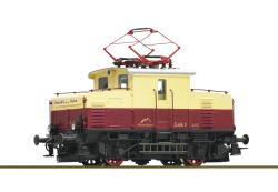 ROCO HO - art. 7510075 - Locomotiva elettrica E69 per treno cremagliera, Sonnblick-Bahn - Epoca IV - SOUND, Le ferrovie a cremagliera emanano un fascino molto particolare, grazie alla loro combinazione unica di paesaggi montani e percorsi audaci, con numerosi ponti e gallerie. Il movimento del treno è determinato dall'ingranamento di una ruota dentata in una cremagliera posta al centro del binario, poiché il solito attrito tra la ruota e il binario non è più sufficiente per le ripide pendenze. Nelle linee a cremagliera del cosiddetto sistema misto, in cui sezioni di attrito si alternano a sezioni a cremagliera, a seconda del grado della pendenza, la forza di trazione viene esercitata dalla stessa locomotiva. Nelle Alpi ci sono molte ferrovie private a cremagliera, che sono molto popolari tra i turisti di tutto il mondo.

■ La locomotiva funziona con e senza il binario a cremagliera
■ Grazie all'enorme capacità di arrampicata su binari a cremagliera, la locomotiva supera straordinarie differenze di altezza (fino al 35%) anche se non c'è molto spazio
■ In modalità digitale con luci di manovra commutabili, luci di testa o luci di coda commutabili singolarmente e illuminazione cabina macchinista
■ Grazie al rapporto di trasmissione particolarmente ampio, è ideale anche per operazioni di smistamento sui binari standard
■ A richiesta disponibile anche l'accessorio cremagliera da fissare sui binari.