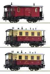 ROCO HO - art. 6200063 - Set di 3 pezzi: Treno cremagliera transporto passaggeri, Sonnblick-Bahn - Epoca IV, Set di di due carrozzi passeggeri e un bagagliaio della Sonnblick-Bahn.
Le ferrovie a cremagliera emanano un fascino molto particolare, grazie alla loro combinazione unica di paesaggi montani e percorsi audaci, con numerosi ponti e gallerie. Il movimento del treno è determinato dall'ingranamento di una ruota dentata in una cremagliera posta al centro del binario, poiché il solito attrito tra la ruota e il binario non è più sufficiente per le ripide pendenze. Nelle linee a cremagliera del cosiddetto sistema misto, in cui sezioni di attrito si alternano a sezioni a cremagliera, a seconda del grado della pendenza, la forza di trazione viene esercitata dalla stessa locomotiva. Nelle Alpi ci sono molte ferrovie private a cremagliera, che sono molto popolari tra i turisti di tutto il mondo.

