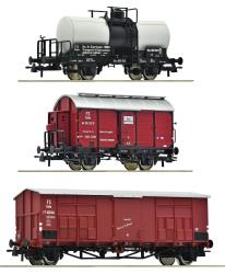 ROCO HO - art. 6600229 - FS Set di tre carri merci delle Ferrovie dello Stato italiane - Epoca III, Set di tre carri merci delle Ferrovie dello Stato italiane.

■ Composto da un carro cisterna, un carro chiuso per trasporto vino, tipo Mv, e un carro a tetto spiovente, tipo FF.