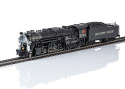 Trix H0 - Art. 25983 Southern Pacific Locomotiva a Vapore 2-8-4 Berkshire - Epoca III - SOUND, Locomotiva a vapore della Southern Pacific con rodiggio 2-8-4, "Berkshire". Livrea nero intenso. Numero di serie 3505. In servizio tra il 1945 e il 1950. Una delle 25 locomotive costruite con il caratteristico preriscaldatore dell'acqua di alimentazione a forma di bara.
Le locomotive a vapore con rodiggio 2-8-4 (secondo la classificazione Whyte) vennero battezzate "Berkshire" nel 1925, quando la Lima Locomotive Works introdusse un nuovo concetto di potenza ("Super Power") con un grande focolare che richiedeva un carrello posteriore a due assi. Il nome deriva dalle Berkshire Hills nel Massachusetts, dove la Boston & Albany testò con successo i primi esemplari.

Modello con decoder digitale e ampie funzioni di luci e suoni. Propulsione ad alta efficienza controllata con volano nella caldaia. Quattro assi motori, tre dei quali collegati tramite bielle. Pneumatici di trazione. Locomotiva e tender in gran parte in metallo. Generatore di fumo integrato di serie con emissione dinamica dipendente dalla velocità, commutabile digitalmente. Fari direzionali con una lampada ciascuno sulla locomotiva e sul tender, a funzionamento convenzionale, commutabili digitalmente. Illuminazione della cabina e della targa, nonché effetto sfarfallio del focolare, commutabili digitalmente separatamente. Illuminazione con LED bianco caldo e rossi esenti da manutenzione. Con accumulo di energia. Gancio di accoppiamento ravvicinato regolabile con cinematica tra locomotiva e tender. Gancio di accoppiamento ravvicinato a guida cinematica con alloggiamento per gancio NEM sul tender. Figure del macchinista e del fuochista sedute in cabina. Tubazioni per la zona sotto la cabina incluse come parti da montare separatamente.

Lunghezza circa 31,3 cm.


I vagoni merci Southern Pacific compatibili sono disponibili nella gamma Trix H0 con il codice articolo 24915 e nella gamma Märklin H0 con i codici articolo 45667 e 45707, con una nota che indica i set di ruote di ricambio necessari. Questo modello è disponibile anche in versione AC nella gamma Märklin H0 con il codice articolo 37983

