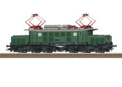Trix H0 - Art. 25993 - DB Locomotiva elettrica Classe E94 Livrea Epoca III - SOUND, Trix H0 - Art. 25993 - DB Locomotiva elettrica per il trasporto merci pesanti delle Ferrovie Federali Tedesche (DB) classe E 94. Livrea verde ossido di cromo con telaio e scafo neri. Con tetto esteso e sei sabbiere per lato. Numero di locomotiva E 94 026. Condizioni operative intorno al 1964 Epoca III
Modello Con decoder digitale e ricche funzioni sonore. Propulsione ad alta efficienza controllata con volano, montato centralmente. Trazione su due assi per carrello. Pneumatici di trazione. I fari direzionali tripli e le due luci di posizione rosse funzionano in modo convenzionale; commutabili digitalmente. I fari anteriori sulle estremità 1 e 2 della locomotiva possono essere spenti separatamente. Quando i fari anteriori vengono spenti su entrambe le estremità, si attivano le luci di posizione doppie A su entrambe le estremità. L'illuminazione della cabina può essere commutata digitalmente separatamente su ciascuna estremità. Una luce di avviamento aggiuntiva può essere commutata digitalmente a seconda del senso di marcia. Illuminazione con LED bianco caldo e rossi esenti da manutenzione. Modello dotato di dispositivo con accumulo di energia. Maniglie di sostegno applicate separatamente. Cabine e vano motore con interni dettagliati. Tubi freno e imitazioni di ganci a vite sono inclusi separatamente. Lunghezza fuori tutto 21,4 cm.
