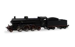 RIVAROSSI HO - art. HR2915 FS, locomotiva a vapore Gr. 685.033 1a serie, con caldaia corta e fanali elettrici, ep. III - IV - DISPONIBILE DAL 4 SETTEMBRE - PER CHI LA PRENOTA ULTERIORE SCONTO 5%, RIVAROSSI HO - art. HR2915 FS, locomotiva a vapore Gr. 685.033 1a serie, con caldaia corta e fanali elettrici, ep. III - IV
Le locomotive del gruppo 685 studiate per servizi passeggeri ad alta velocità, sono la versione a vapore surriscaldato e a semplice espansione della precedente serie di locomotive del gruppo 680 delle Ferrovie dello Stato di cui ricalcano l'impostazione meccanica generale e le dimensioni. Furono costruite su progetto dell'Ufficio Studi di Firenze delle FS in 241 esemplari con distribuzione Walschaerts e 30 con distribuzione a valvole sistema Caprotti (queste ultime inizialmente classificate nel gruppo 686), entrate in servizio a partire dal 1912. 
La locomotiva 685 rappresenta senz'altro il compendio della massima espressione tecnologica italiana legata alla trazione ferroviaria a vapore e non a caso questa macchina, che in mani esperte era capace di regalare ottime prestazioni, venne affettuosamente ed informalmente ribattezzata "La Regina". Le unità del gruppo prestarono un importante servizio attivo fino agli anni '60.
Spettacolare modello con telaio, caldaia, tender e biellismo in metallo, motore a 5 poli in caldaia completo di volano, luci bianche anteriori, luce cabina,respingenti molleggiati, gancio elettrico tra tender e corpo caldaia, gancio posteriore a norme nem estraibile, predisposizione decoder DCC 21 pin.
Modello in offerta speciale a 359,91 Euro (Listino 399,90 Euro) DISPONIBILE DAL 4 SETTEMBRE - PER CHI LA PRENOTA ULTERIORE SCONTO 5%