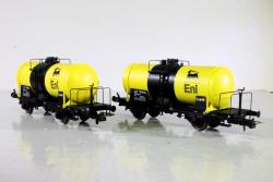 RIVAROSSI H0 - art. 6708 FS Set 2 carri cisterna a 2 assi senza garitta serie Uh della Ditta ENI Agip Petroli - Epoca IV, RIVAROSSI H0 - art. 6708 FS Set 2 carri cisterna a 2 assi senza garitta serie Uh della Ditta ENI Agip Petroli - Epoca IV 
Bellissimi carri completi di ganci estraibili a norme NEM e cinematismo per allontanamento della timoneria in curva
Modello in offerta speciale a 77 Euro (Listino 85,90)